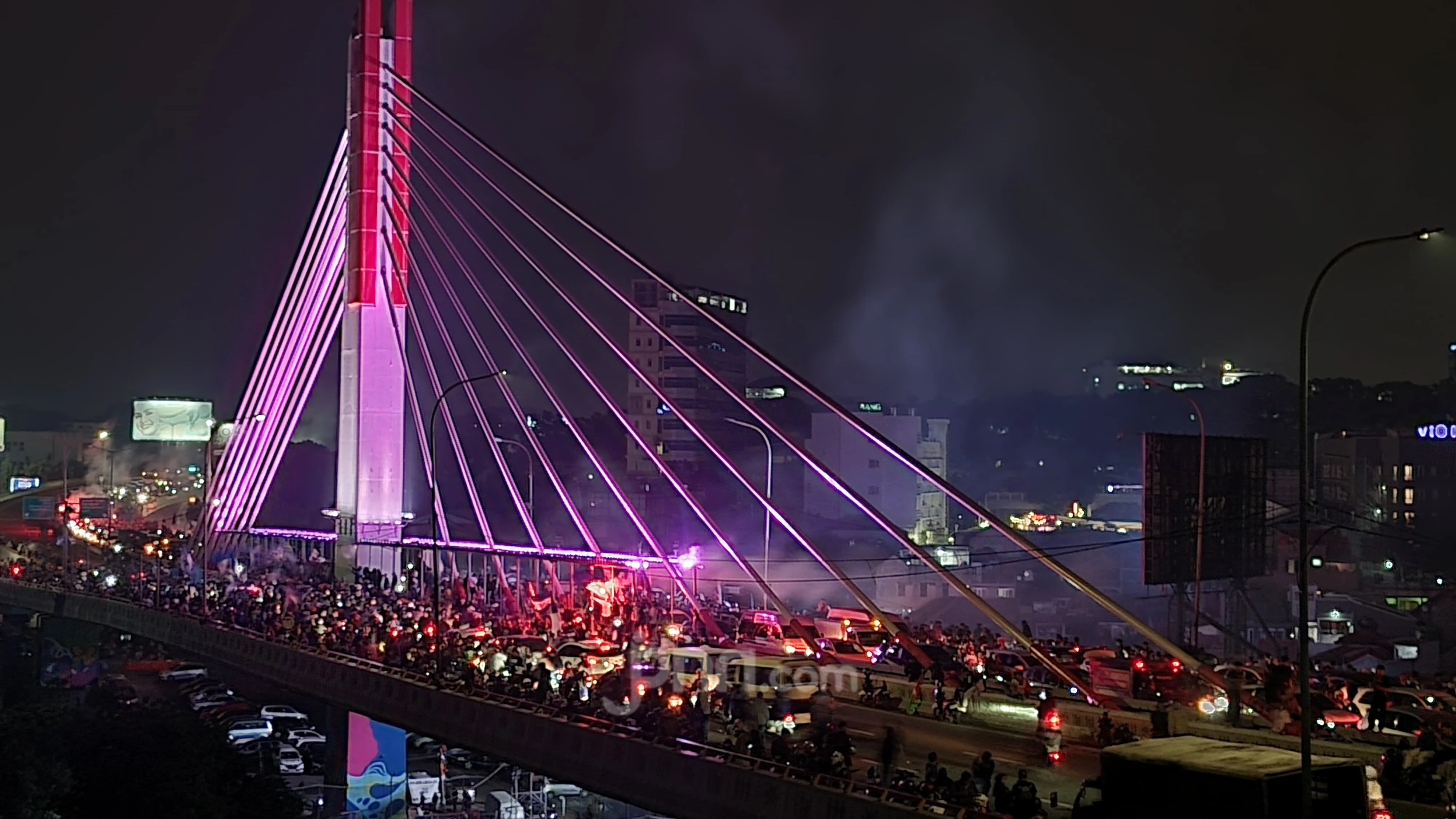 Rayakan Persib Juara, Jembatan Pasupati Bandung Meriah, Bobotoh Berpesta
