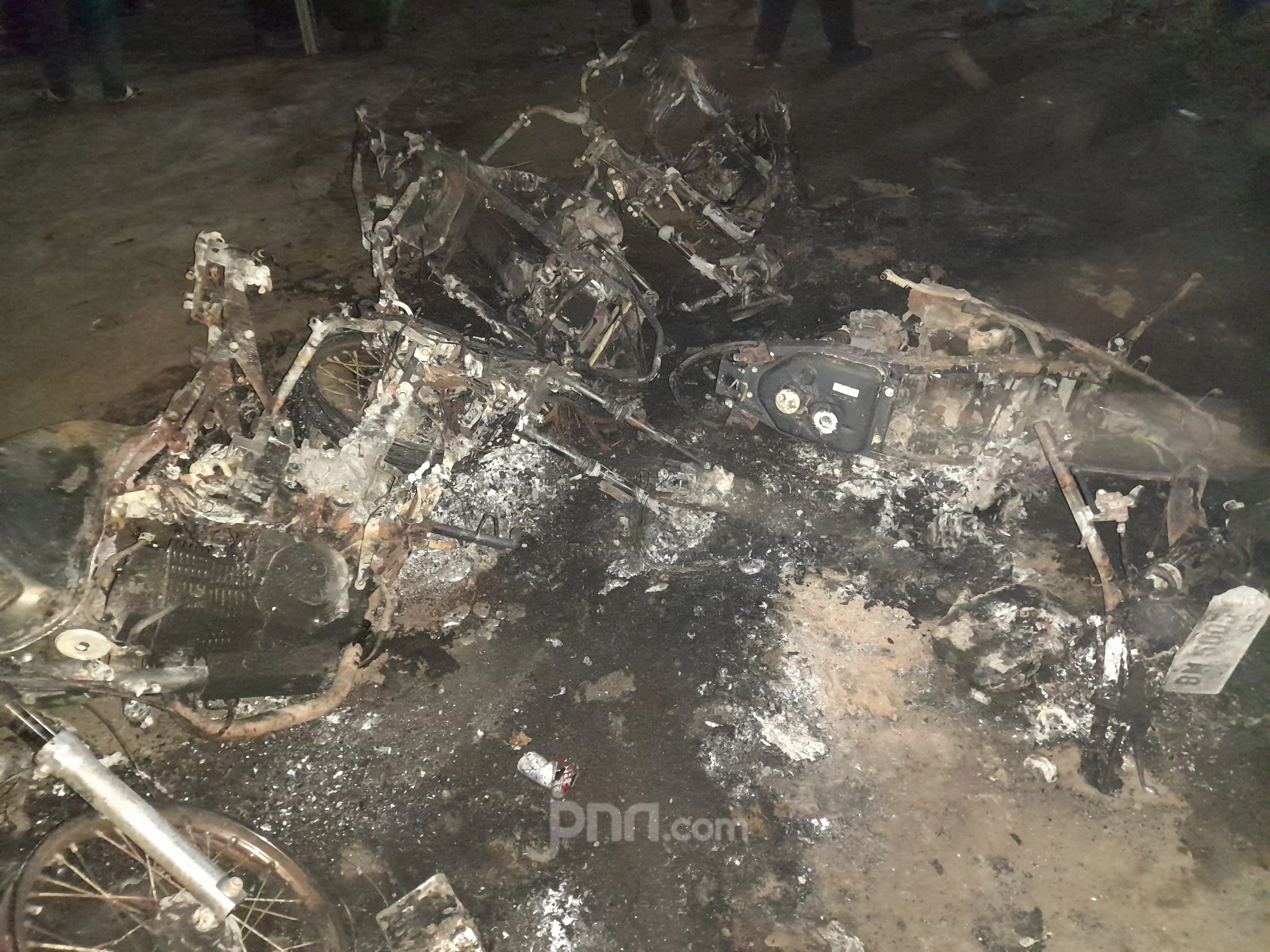 Jogja Memanas, Kendaraan Dibakar, Mall Tutup Lebih Cepat