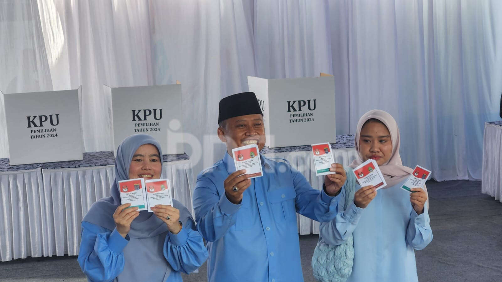 Datang ke TPS Kenakan Pakaian Serban Biru, Supian Suri: Ini Momentum Perubahan untuk Kota Depok