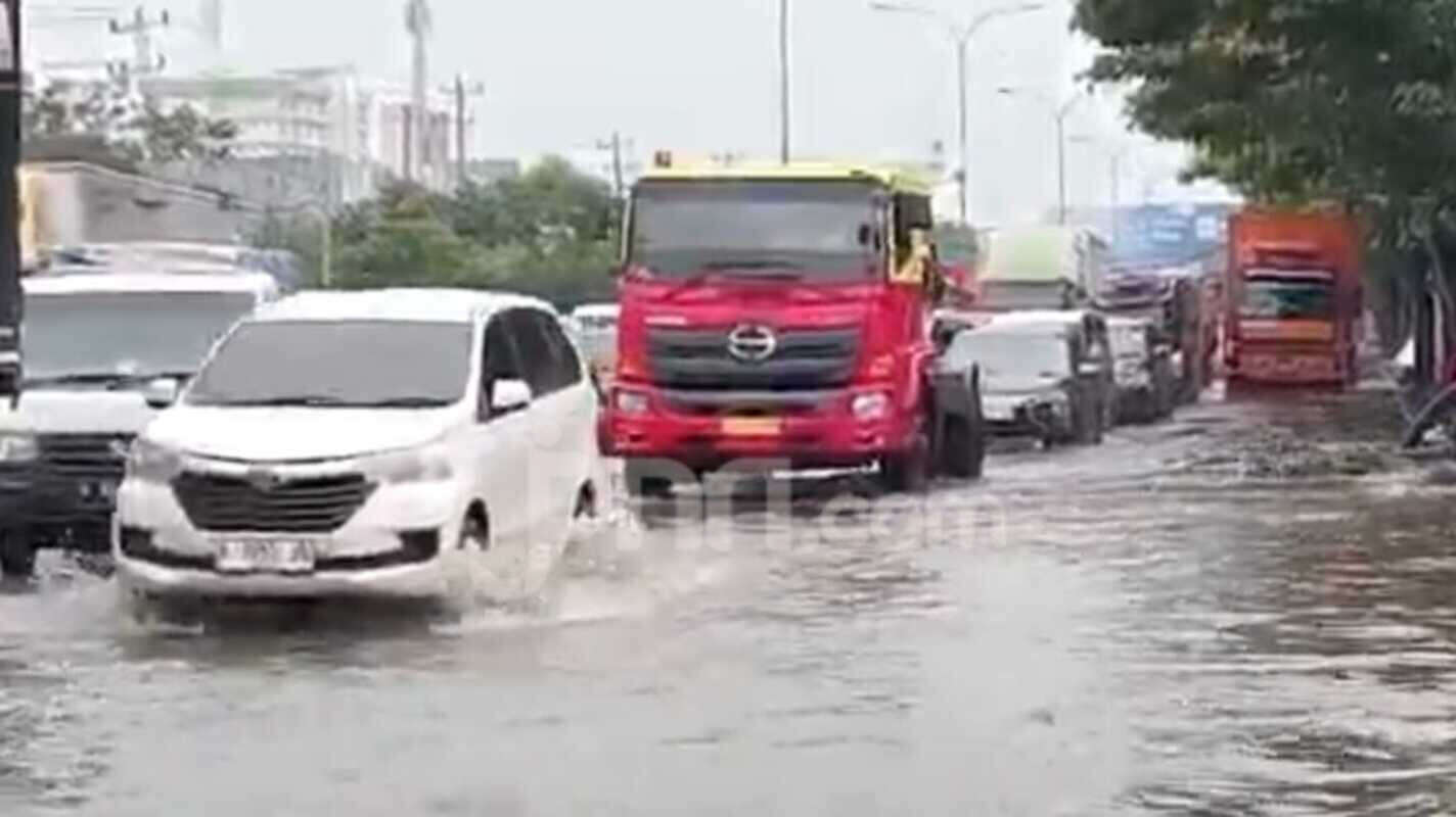 Banjir Rendam Jalan Raya Kaligawe Semarang, Lalu Lintas Lumpuh