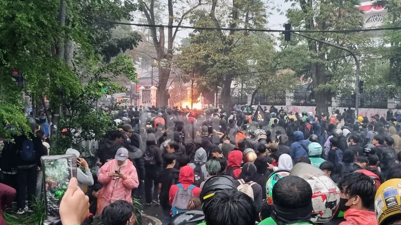 Polisi Bebaskan Ratusan Demonstran Anarkistis di Bandung
