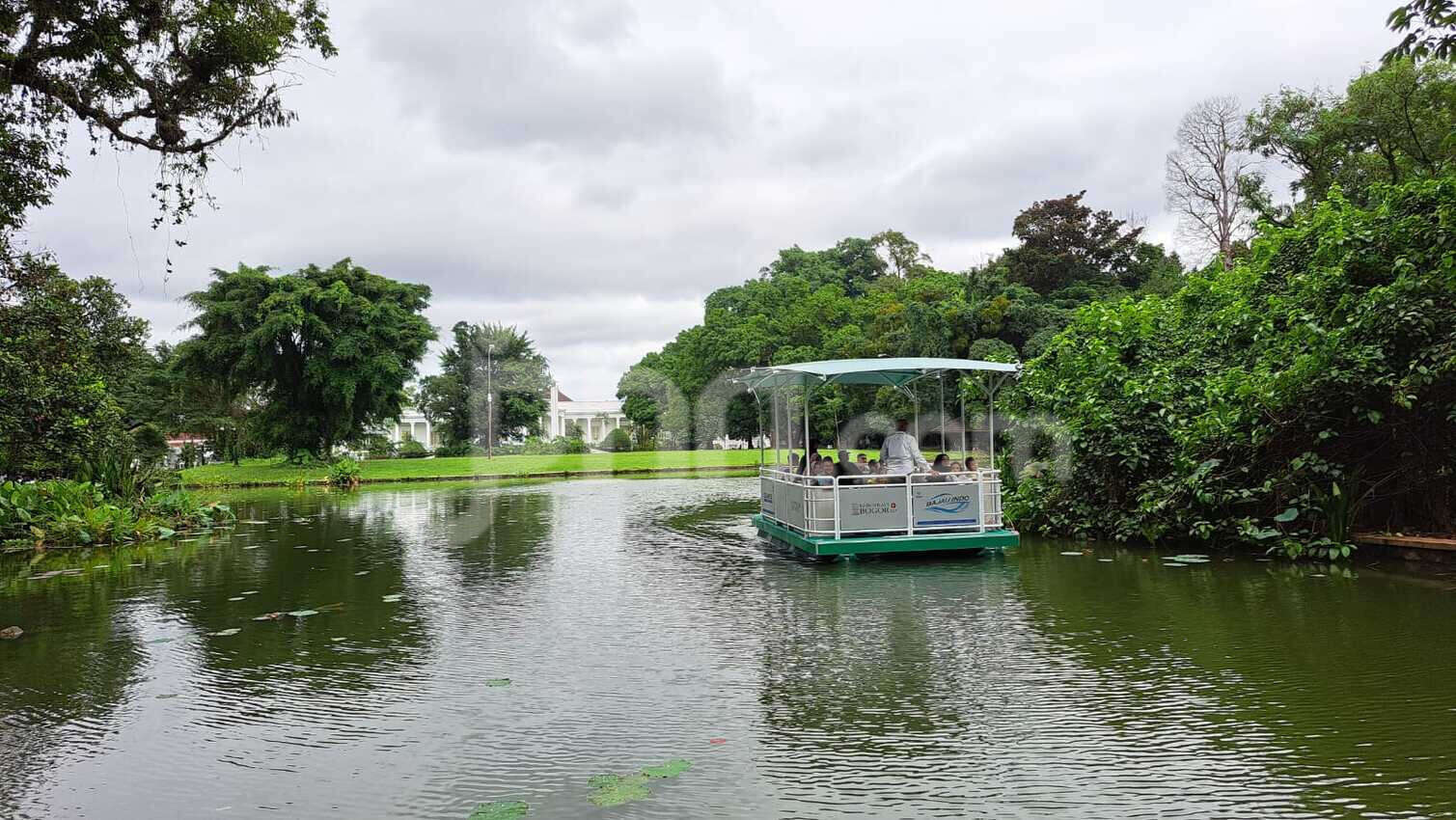 Menikmati Kemegahan Istana Presiden dari Perahu Cinta di Danau Gunting Kebun Raya Bogor