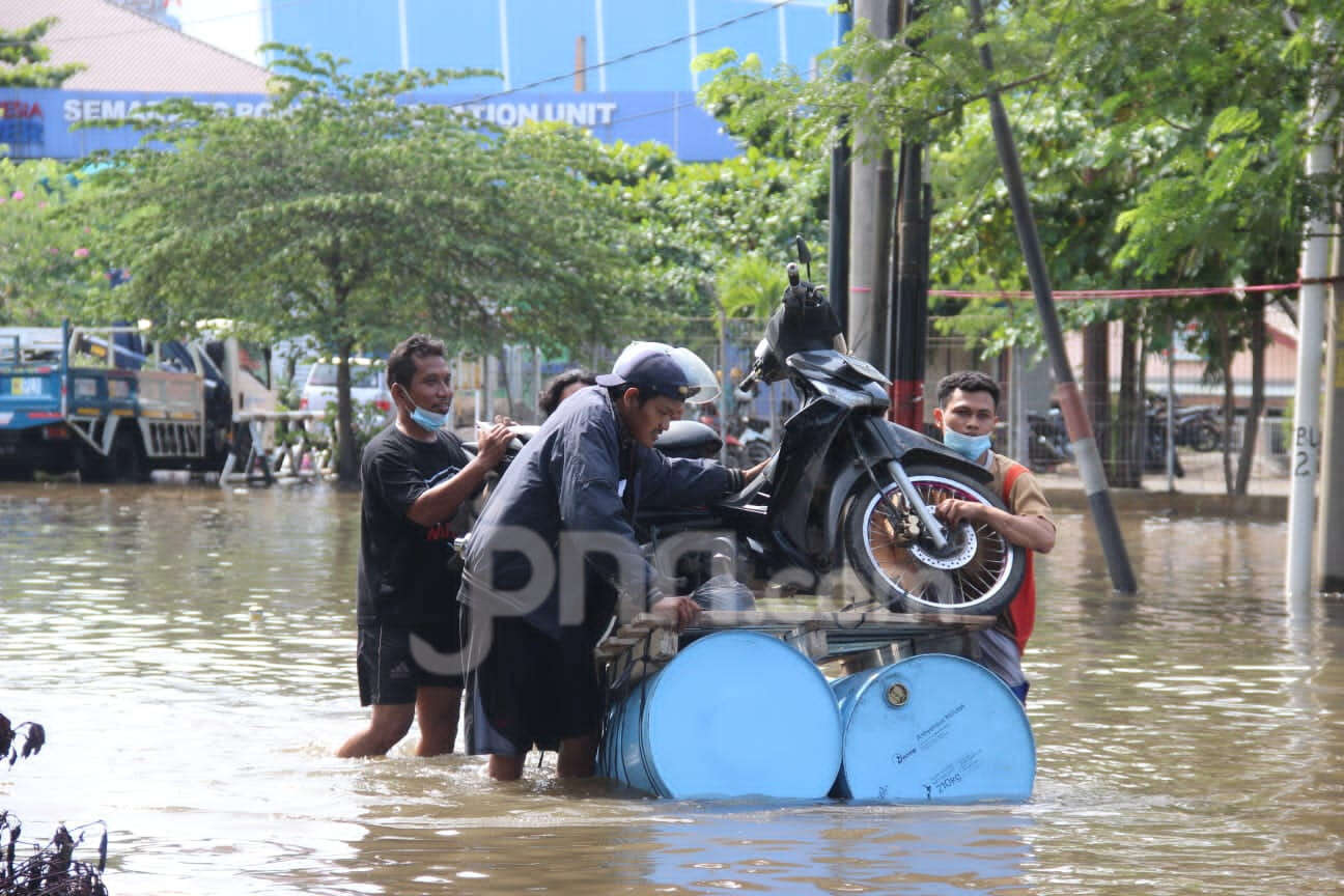 Cuaca Ekstrem, Belasan Daerah di Jateng Dilanda Banjir & Longsor