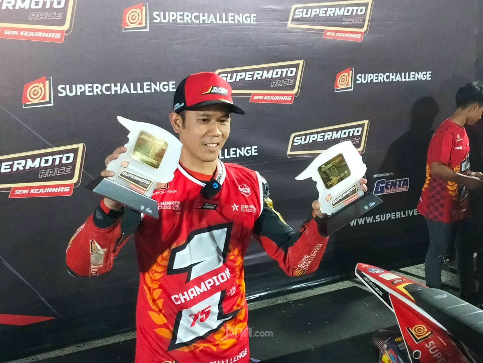 Pembalap Asal Surabaya Juara Superchallenge Super Moto 2024