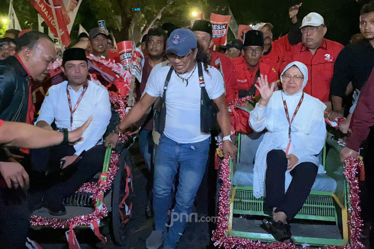 Risma-Gus Hans Daftar ke KPU Jatim Naik Becak, Diiringi Kirab Budaya