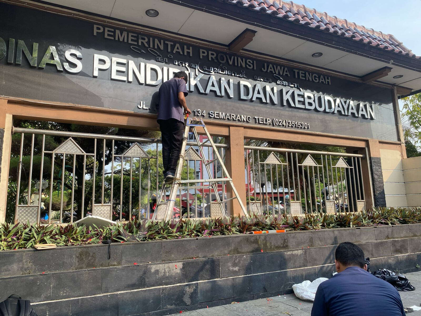 Bikin Malu! Plang Disdikbud Jateng Salah Tulis Aksara Jawa, Diperbaiki Setelah Viral