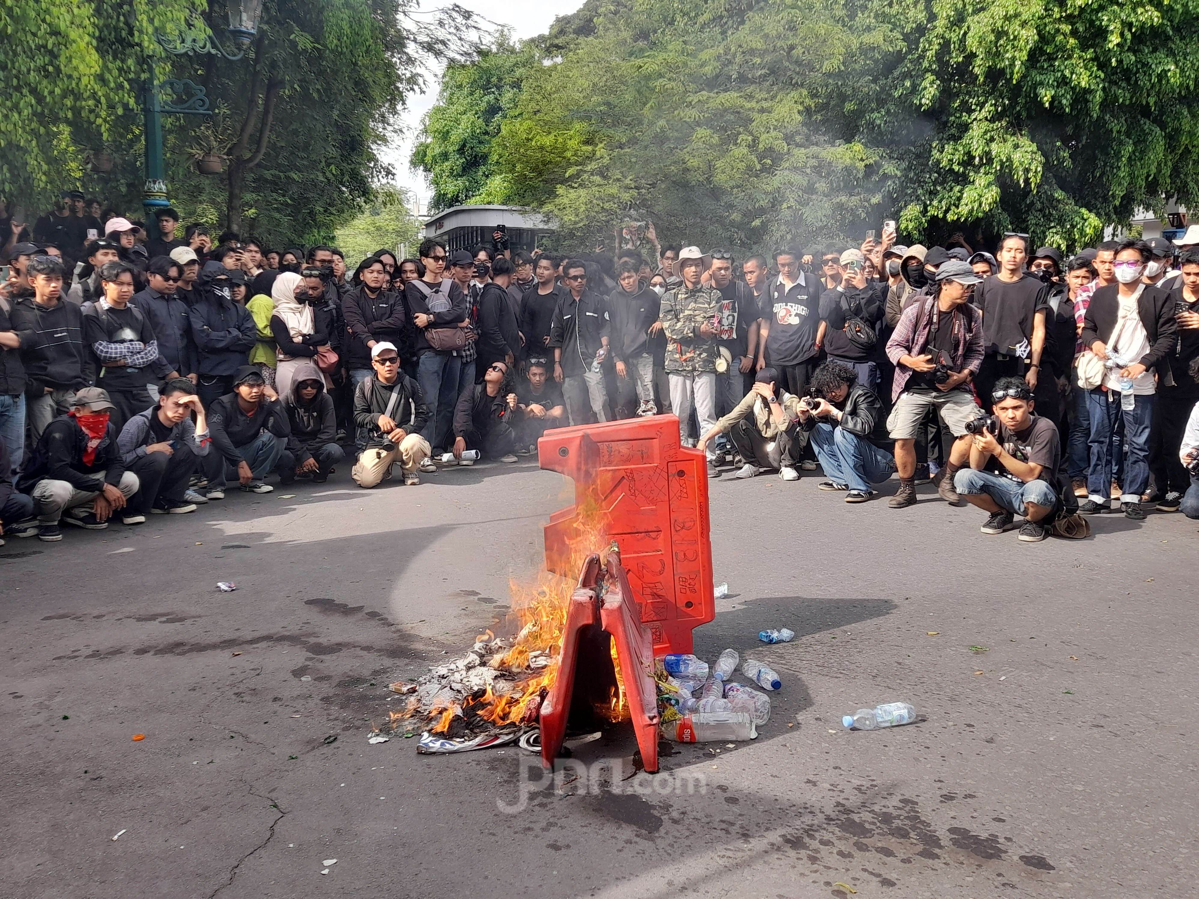 Jogja Memanggil Diwarnai Aksi Bakar Barrier di Depan Gerbang Istana Kepresidenan