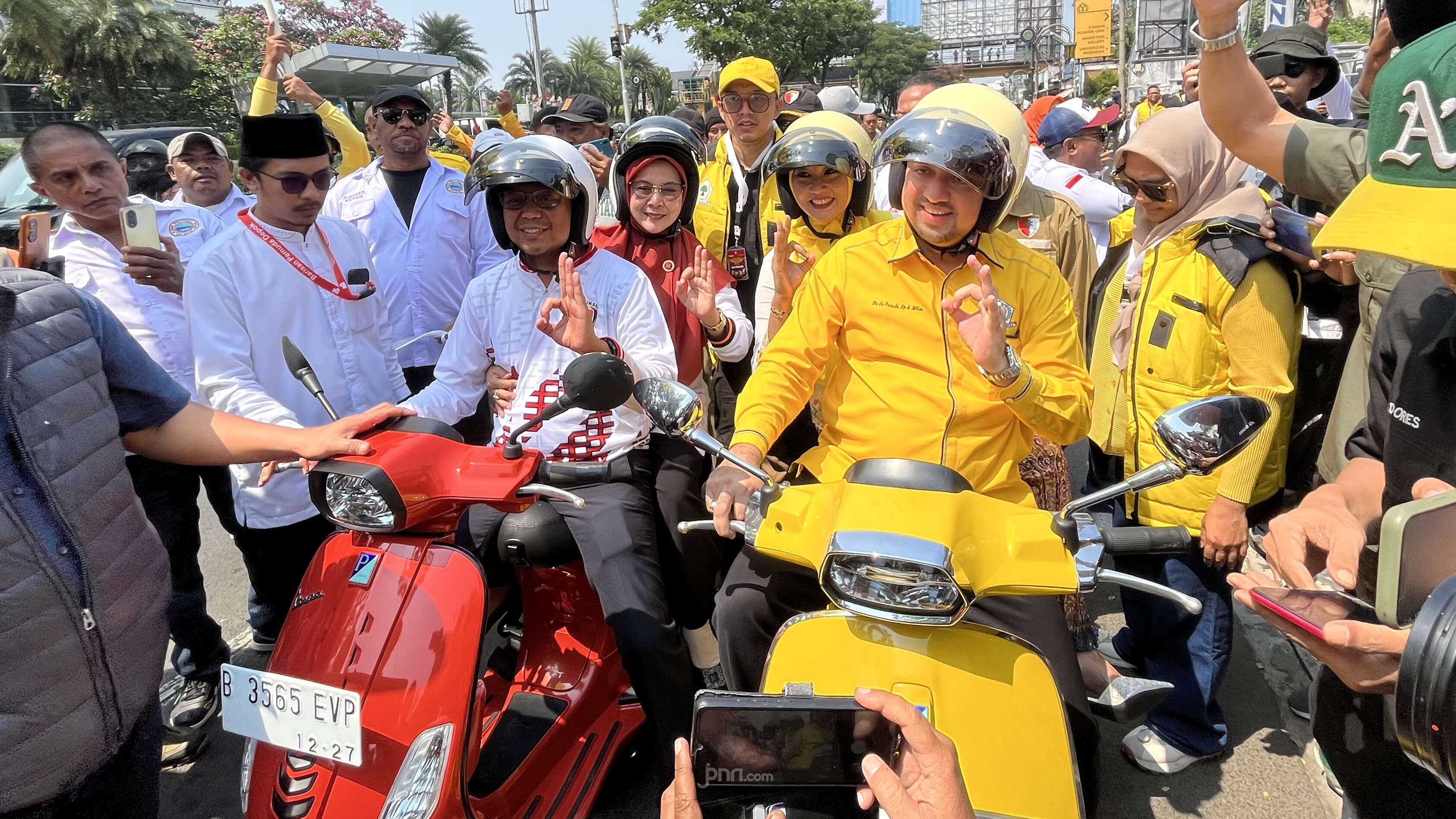 Naik Vespa Kuning dan Oranye, Imam-Ririn Disambut Palang Pintu Setibanya di KPU Kota Depok