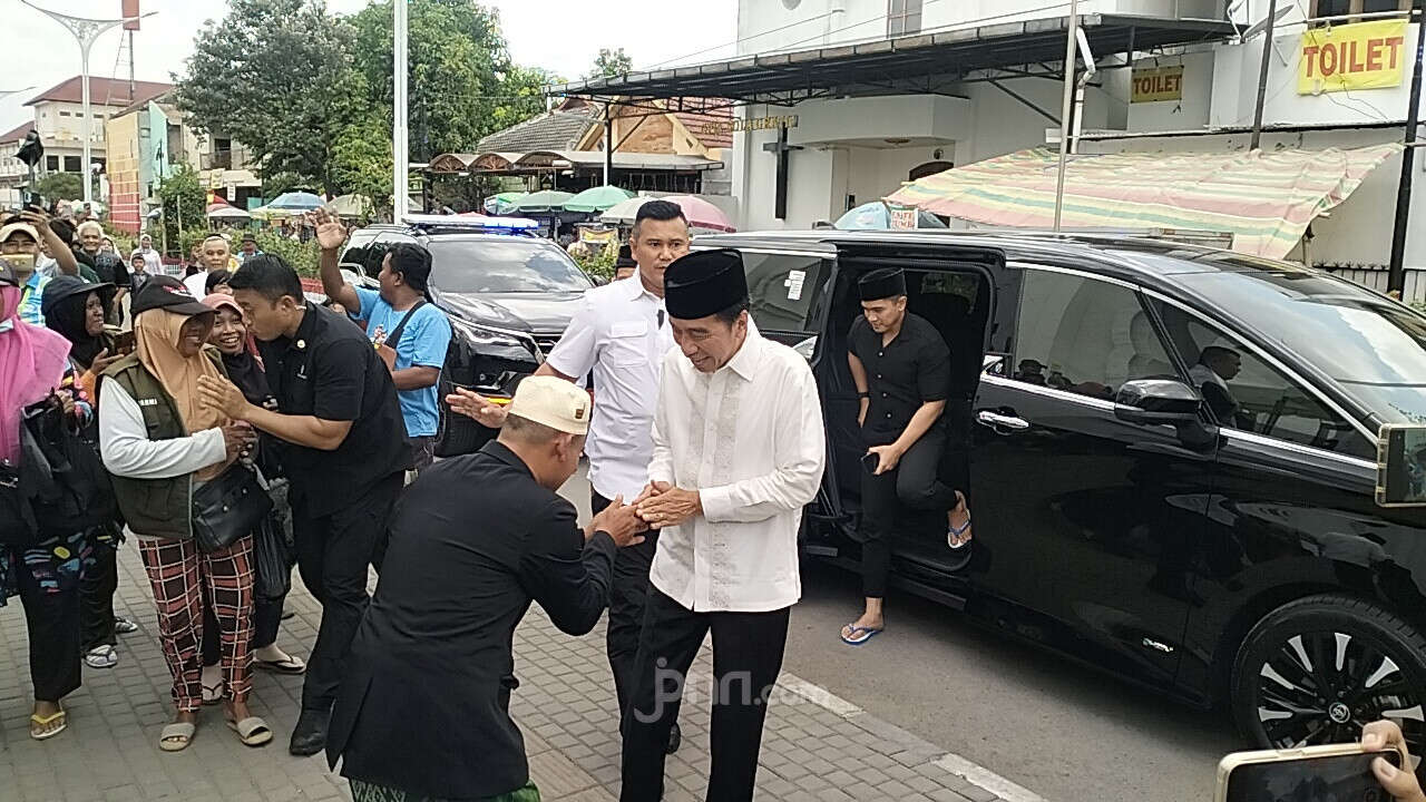 Bareng Kaesang, Jokowi Salat Jumat di Masjid Sheikh Zayed Solo