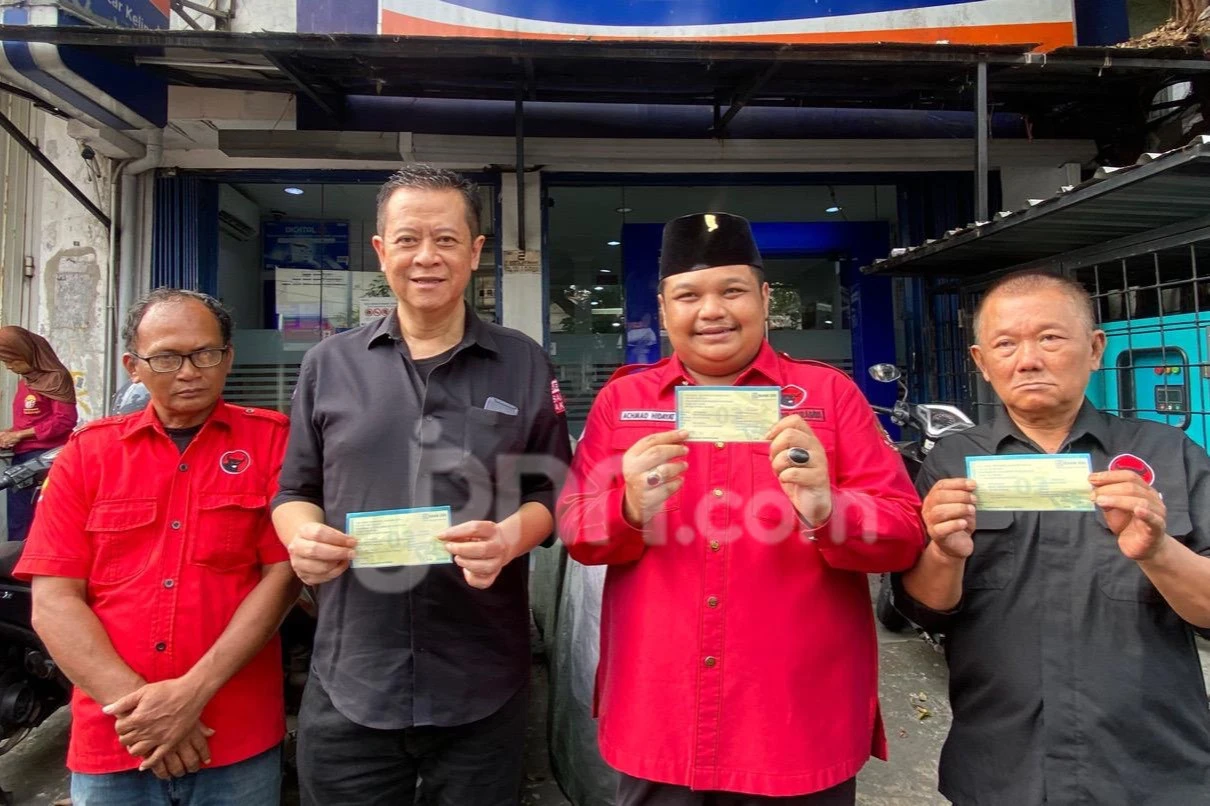 Simbol Kesetiaan Kepada Megawati, Kader PDIP Surabaya Sumbang Dana untuk Kongres