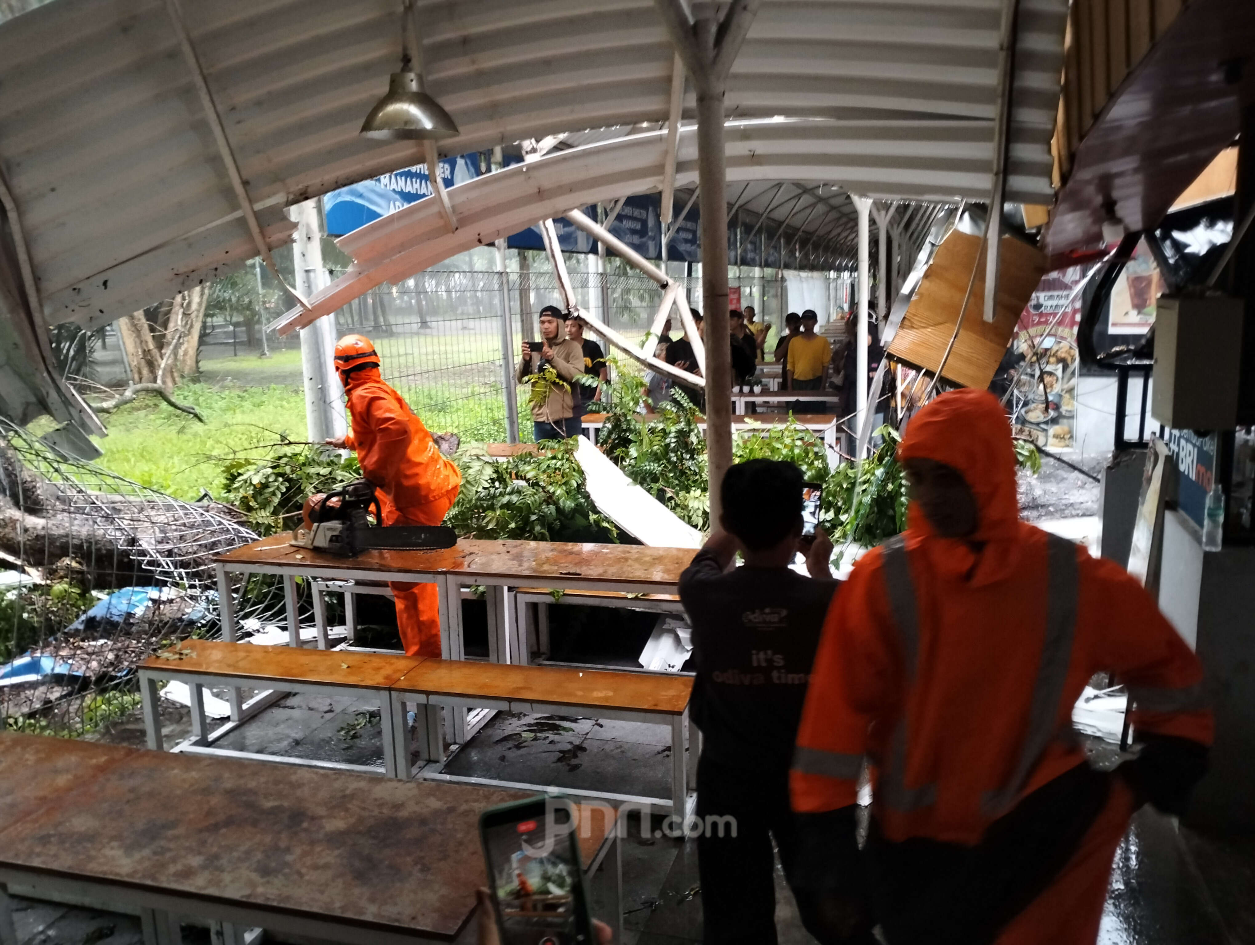 Jumat Sore Hujan Deras di Solo, Shelter Manahan Tertimpa Pohon Tumbang