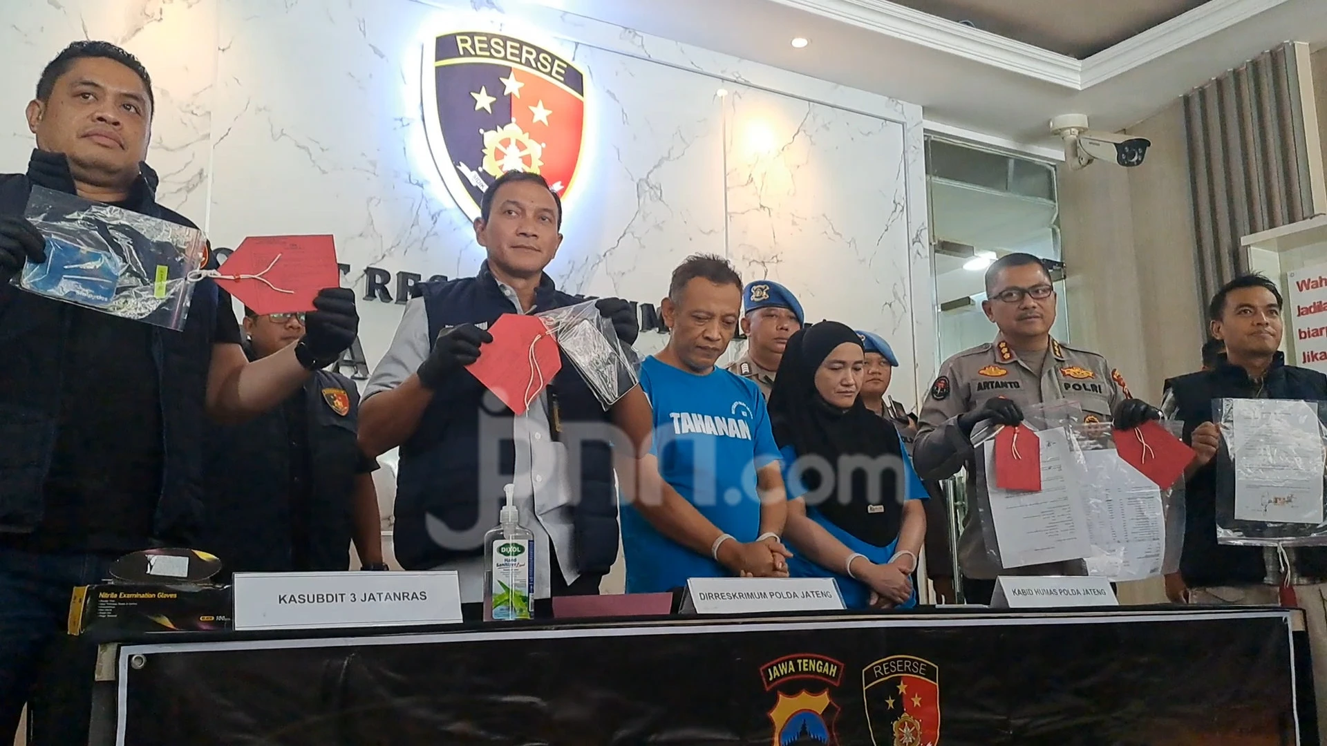 Lihat, Ketua PP Blora Mbah Mun Tertunduk Lesu, Tangan Terborgol Bersama Sang Istri