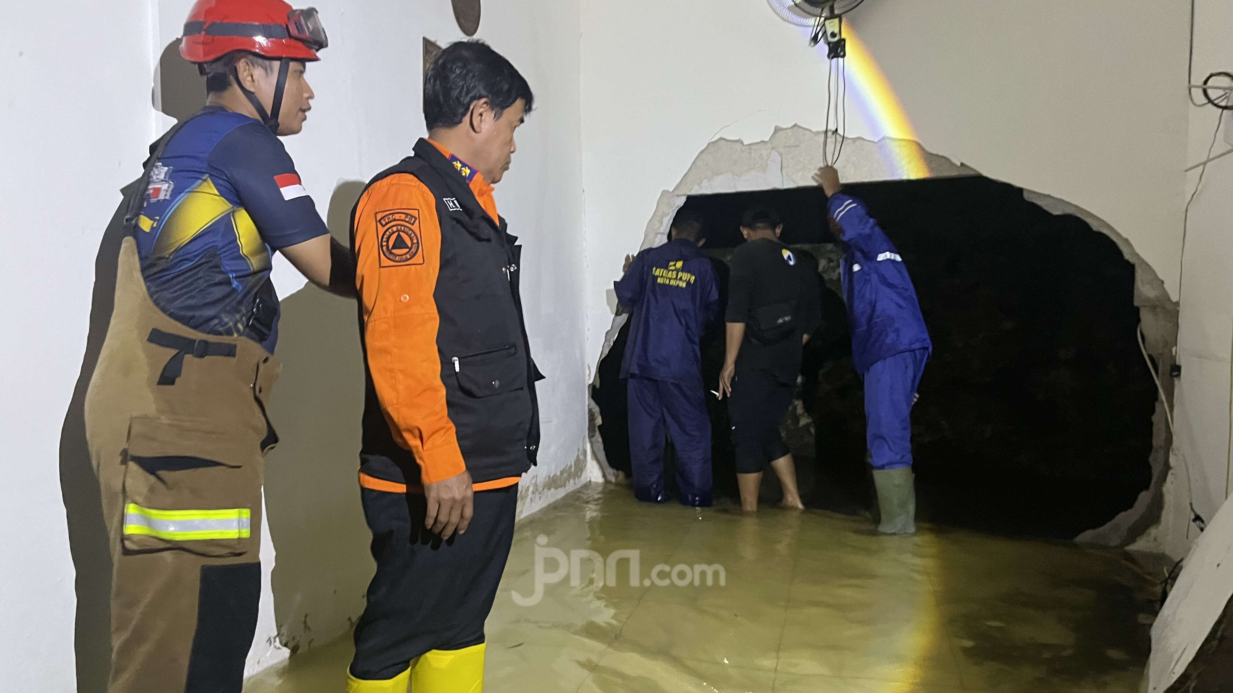 Selain Menjebol Dinding Rumah Warga, Penghuni Juga Alami Luka-luka Hingga Syok