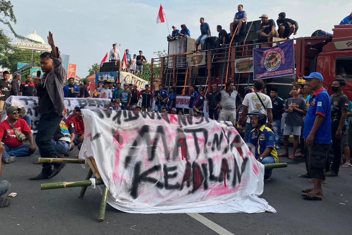 Massa Demo ODOL Berdatangan di Kantor Gubernur Jatim Diiringi Sound Horeg