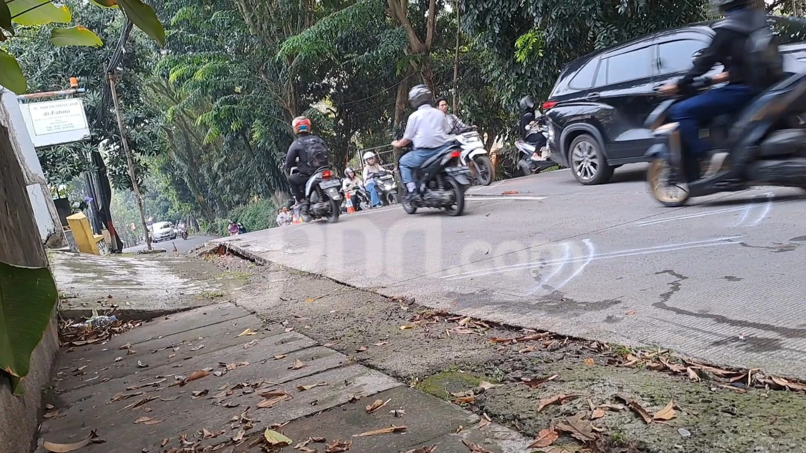 Diduga Akibat Patahan, Tanjakan Trangkil Semarang Retak & Menyembul