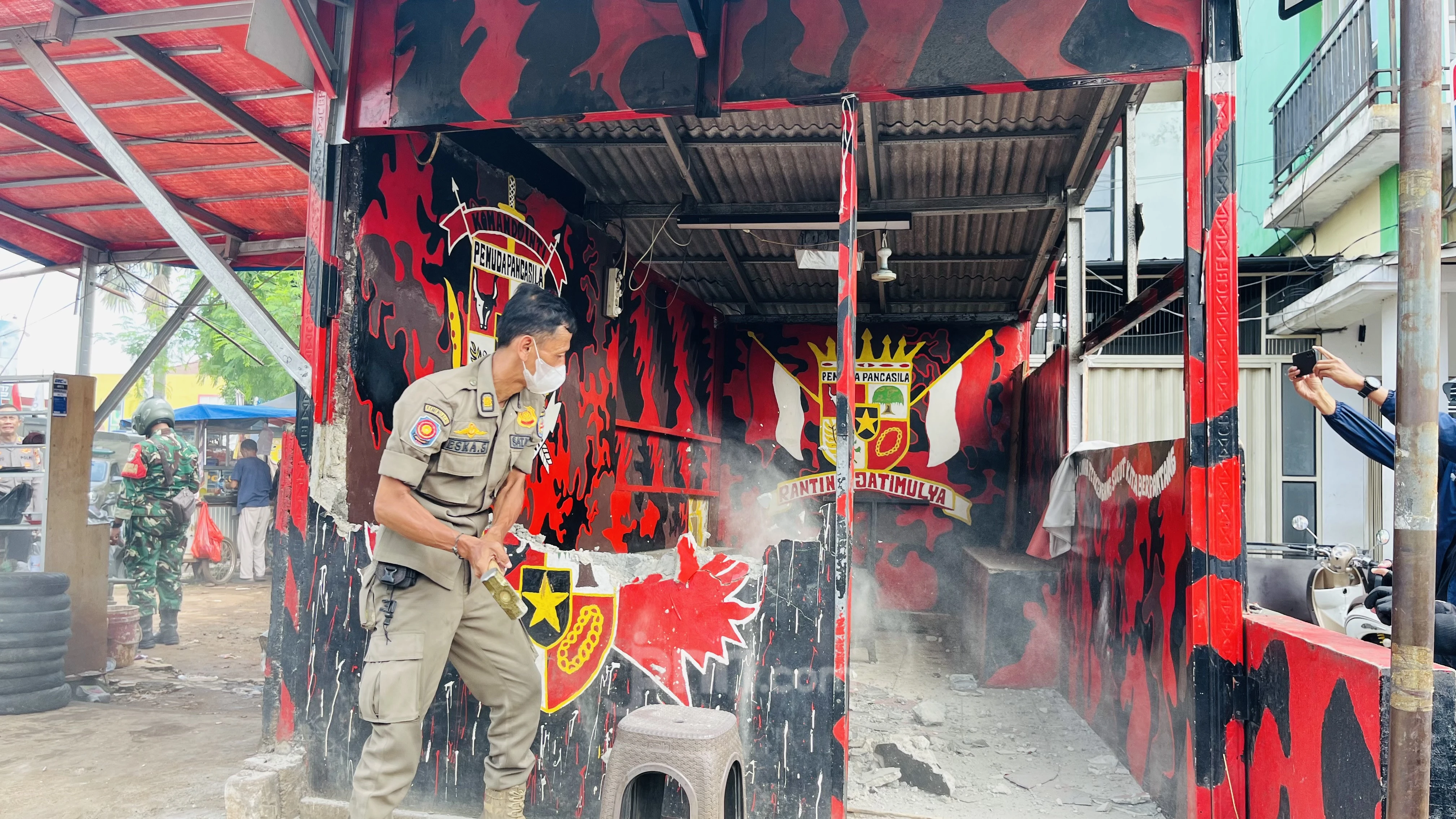 Petugas Gabungan Bongkar Atribut Hingga Posko Ormas di Depok