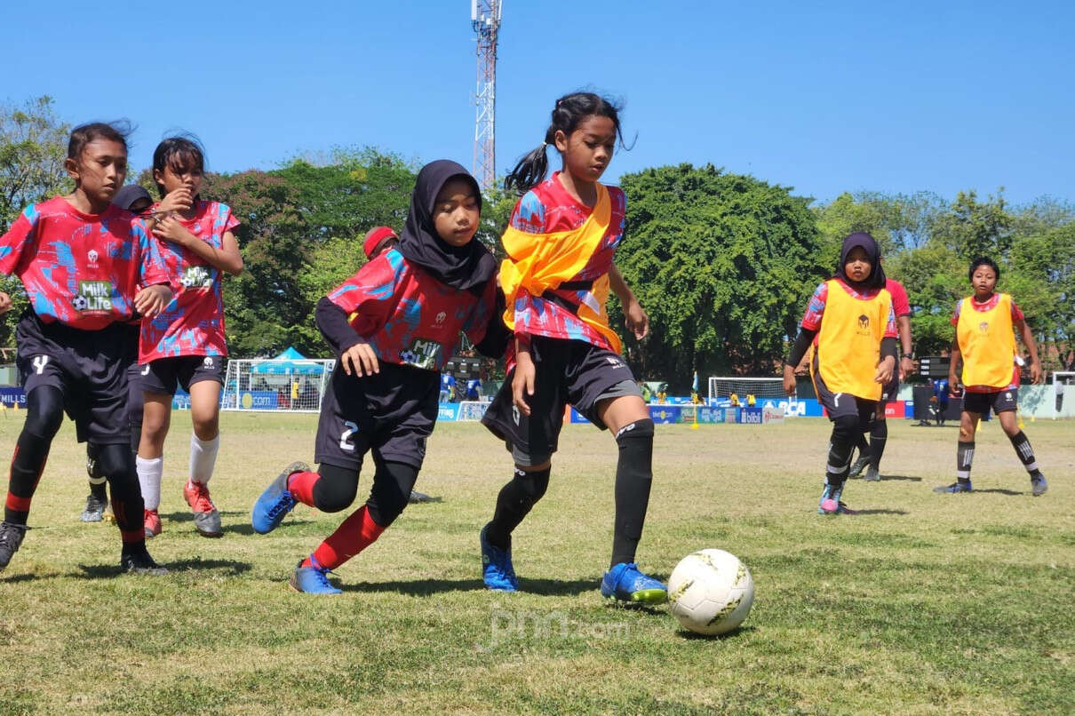 1.476 Siswi SD di Surabaya Unjuk Bakat di MilkLife Soccer Challenge Seri 2