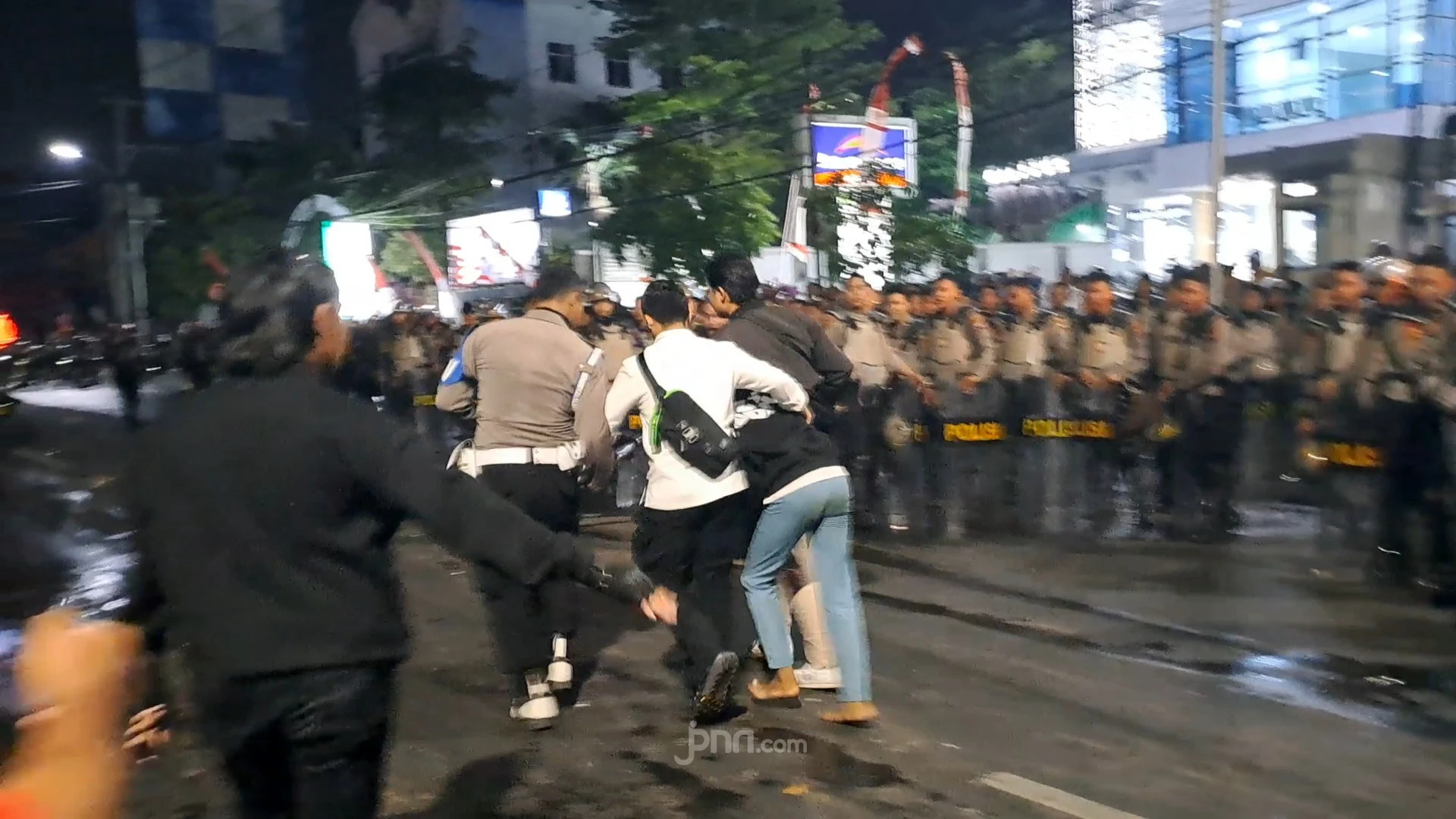 Demo Mahasiswa di Semarang Ricuh, 27 Orang Ditangkap Polisi, 40 Masuk RS