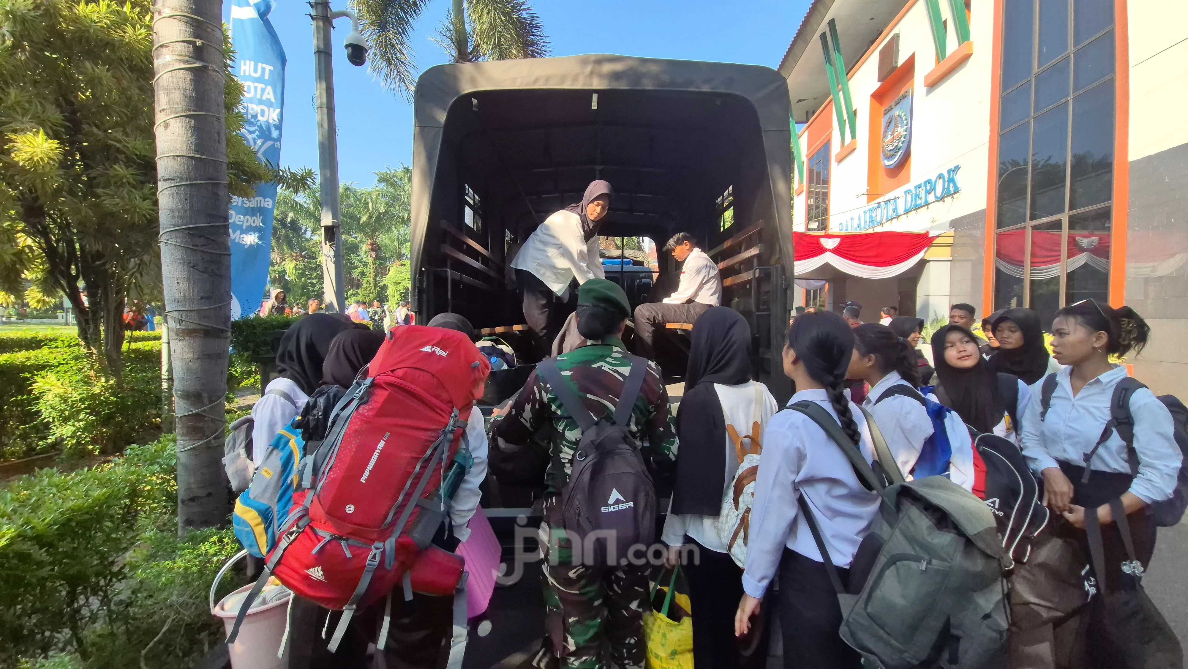 Kenakan Pakian Putih Hitam, Remaja Depok Siap Jalani Pembinaan Karakter dan Bela Negara di Barak Militer