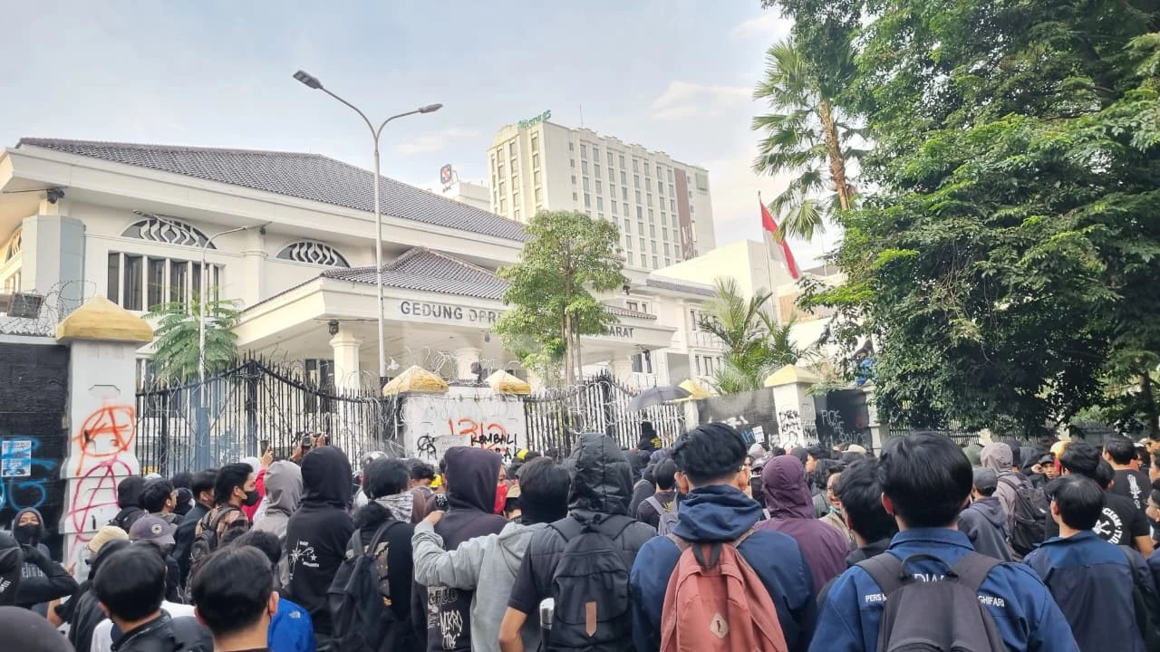 Demo di DPRD Jabar, Mahasiswa Desak Revolusi Seusai Kematian Pengemudi Ojol