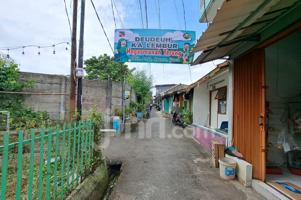 Deudeuh ka Lembur: Warga Hegarmanah 1 Gotong Royong Bersihkan Lingkungan