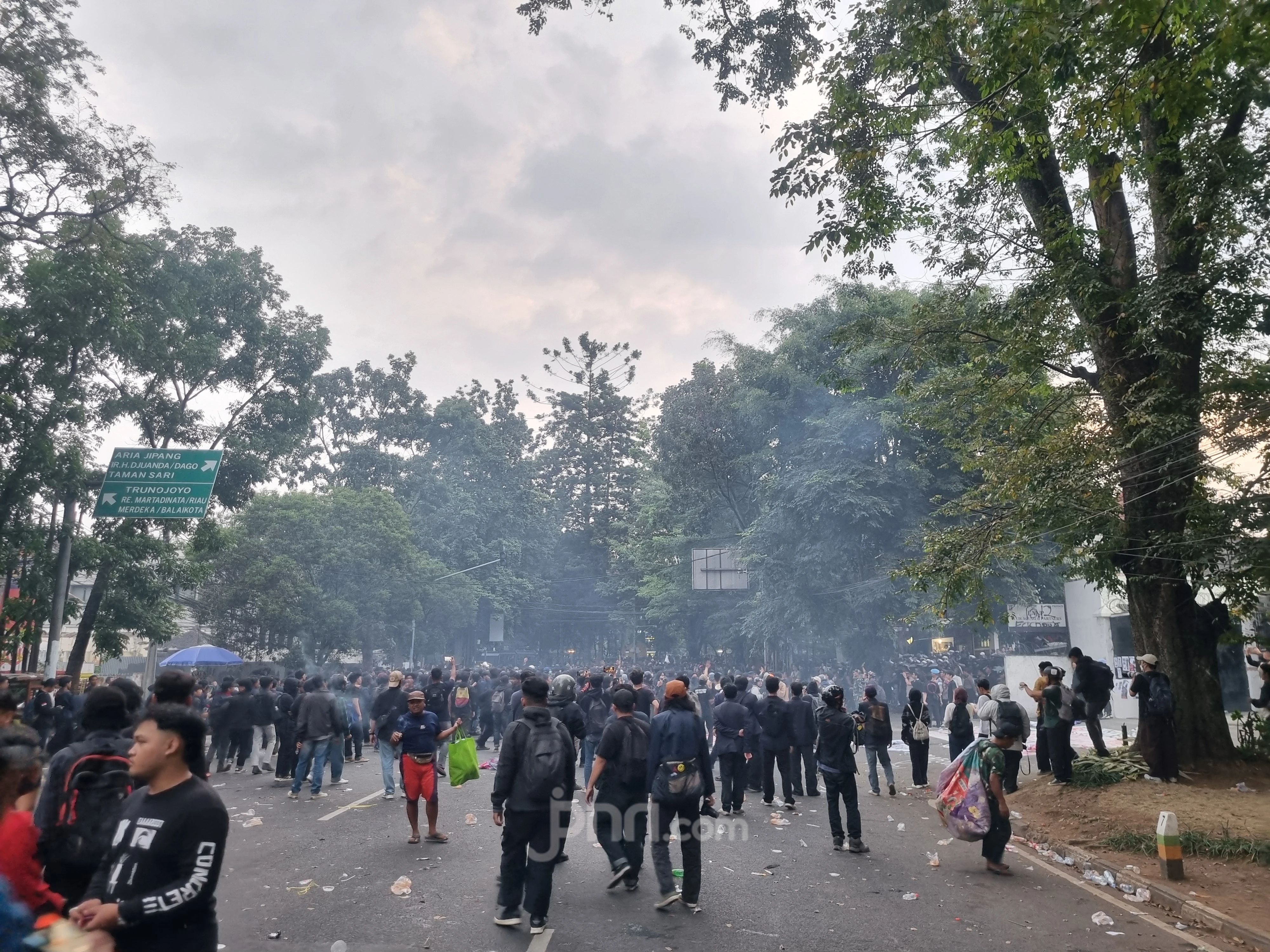 Massa Aksi Mahasiswa di DPRD Jabar Bubar, Sempat Diwarnai Lemparan Petasan