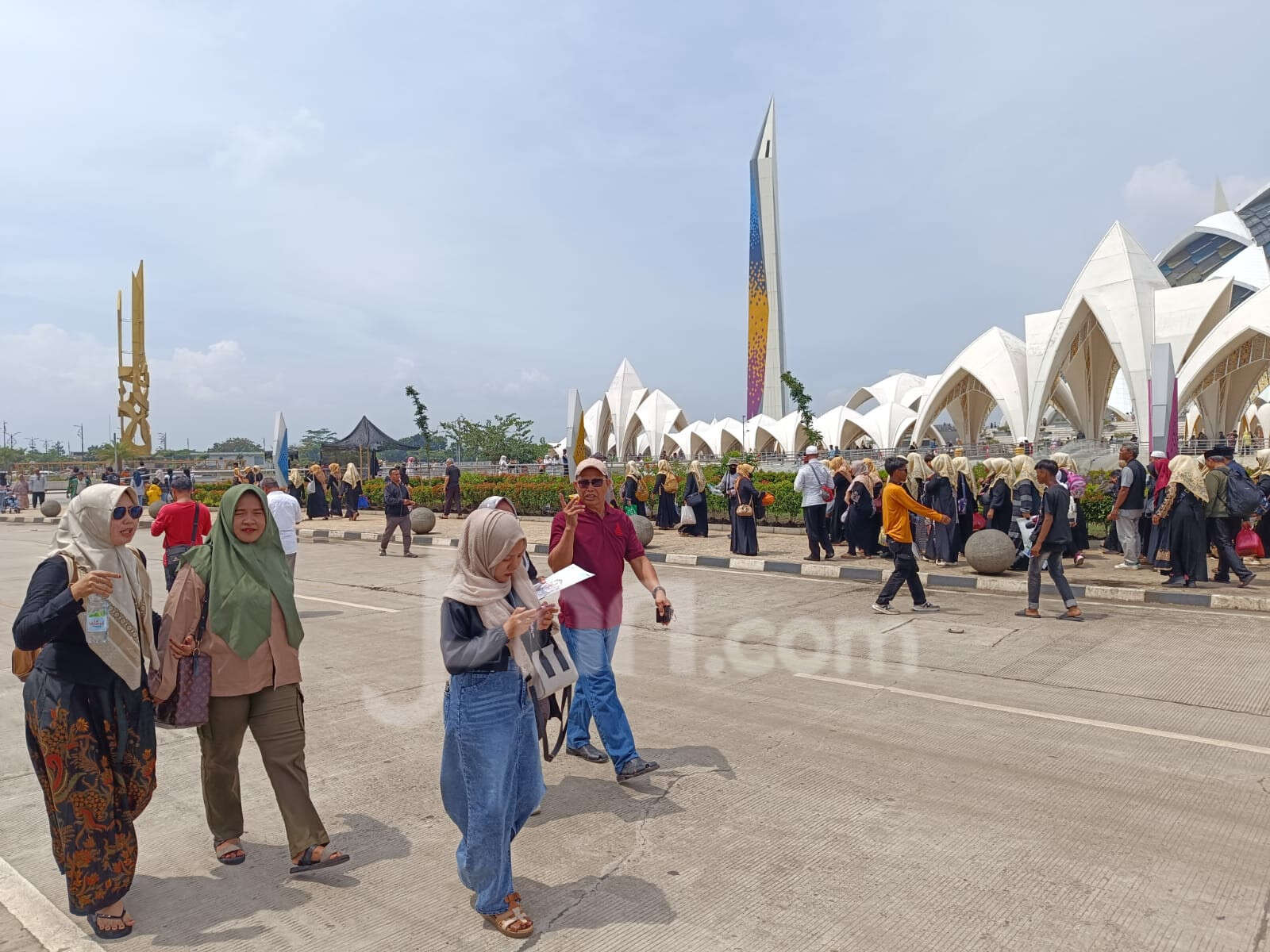 Suasana Masjid Raya Al Jabbar saat Libur Isra Mikraj