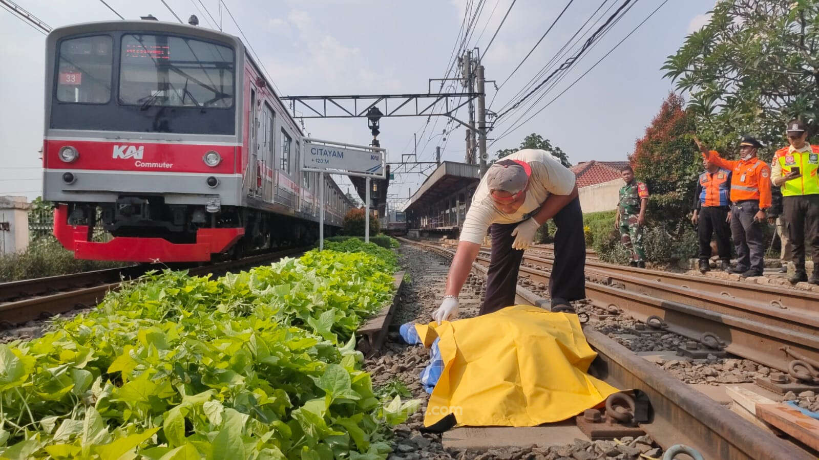 Perempuan Pengendara Sepeda Motor Tewas Tertabrak KRL di Perlintasan Citayam