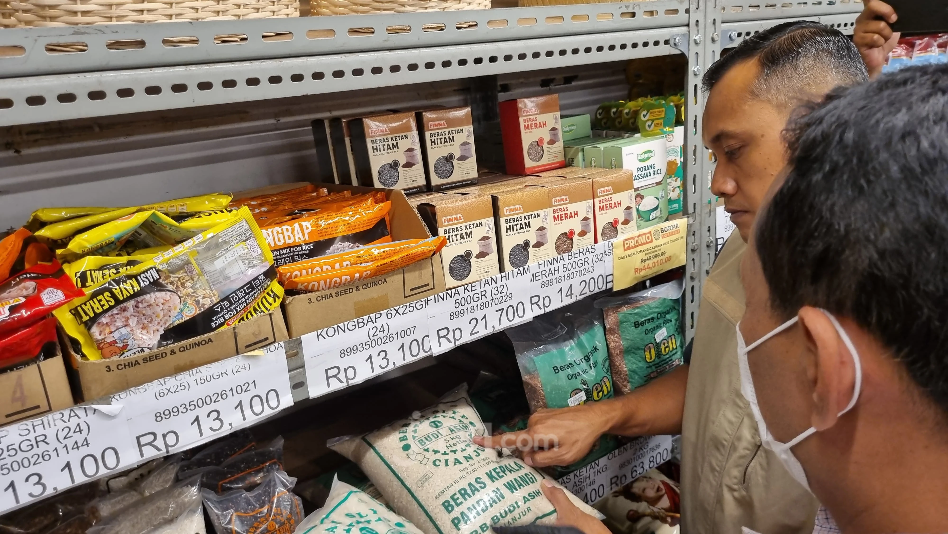 Antisipasi Beras Oplosan, Polda Jabar Sidak Retail Modern di Kota Bandung