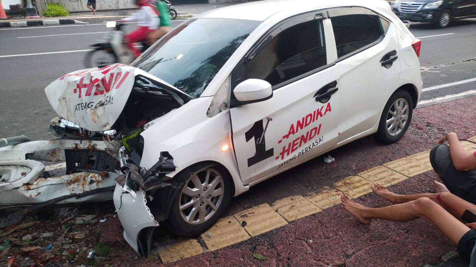 Mobil Sukarelawan Andika-Hendi Tabrak Pohon samping Polda Jateng, 2 Orang Masuk RS Semarang