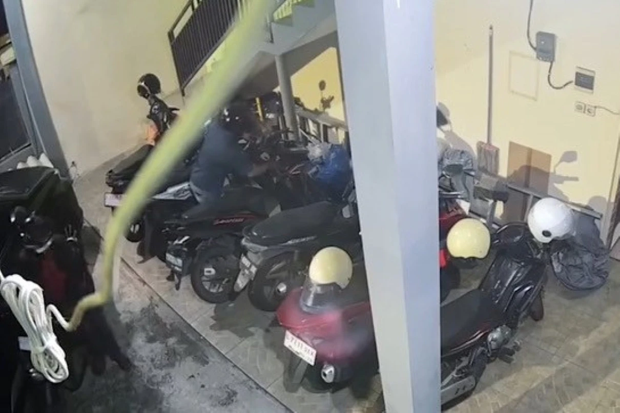 Terekam CCTV, Dua Pencuri Motor di Lakarsantri Diringkus Polisi