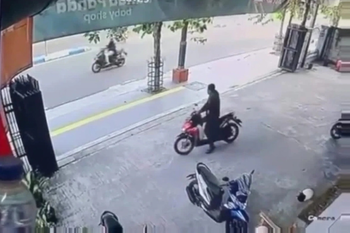 Motor Pelanggan Raib di Depan Toko Bayi Madiun, Pelaku Terekam Kamera CCTV