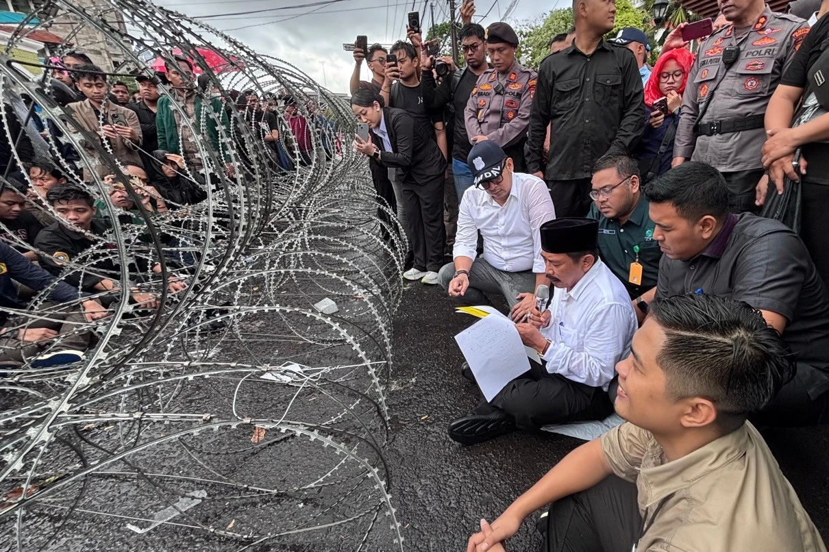 Audiensi Massa Nakama Bergerak dan DPRD Jatim Sempat Berjalan Alot