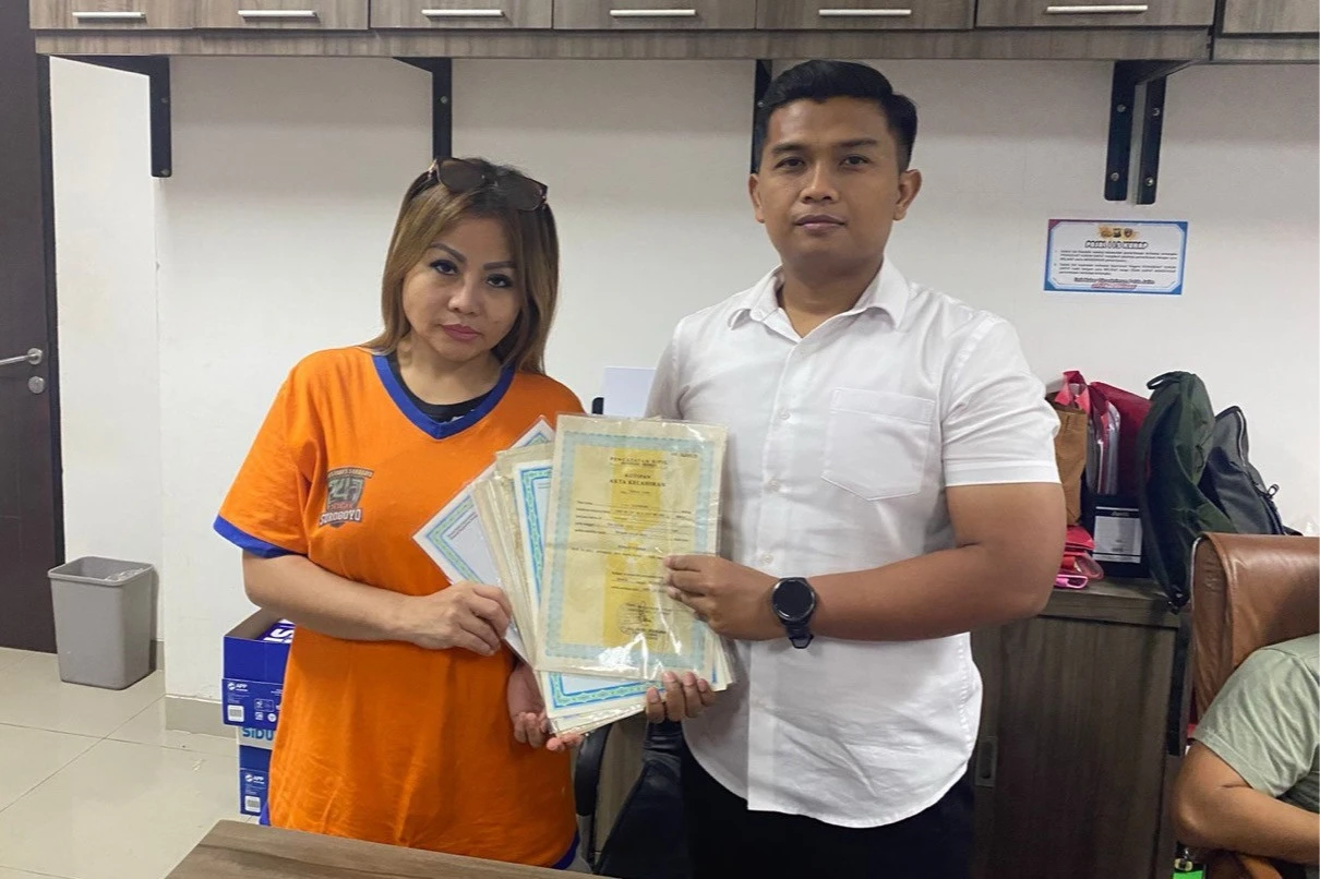 Polda Jatim Bantu Jan Hwa Diana Kembalikan IIjazah Hingga KTP Eks Karyawan