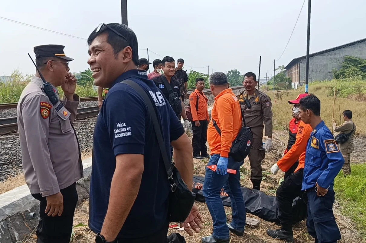 Asyik Tangkap Burung, Lansia Tewas Tertabrak Kereta di Babat Jerawat Surabaya