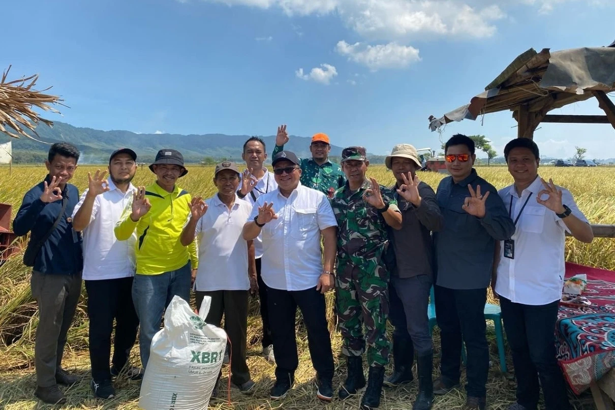 Kolaborasi Bulog-Pupuk Indonesia Ringankan Langkah Petani Ambulu
