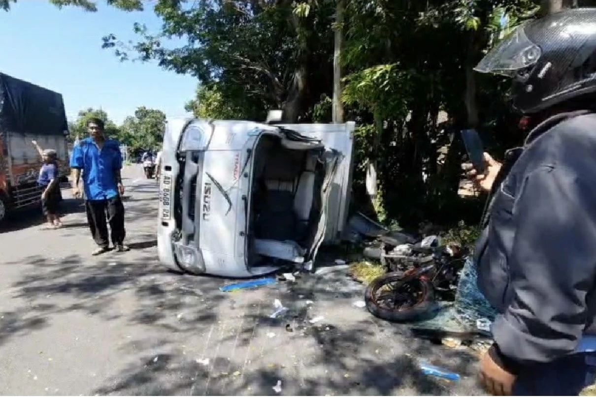 Tabrakan Beruntun di Magetan, Pemotor Tewas Hantam Truk Boks Terguling