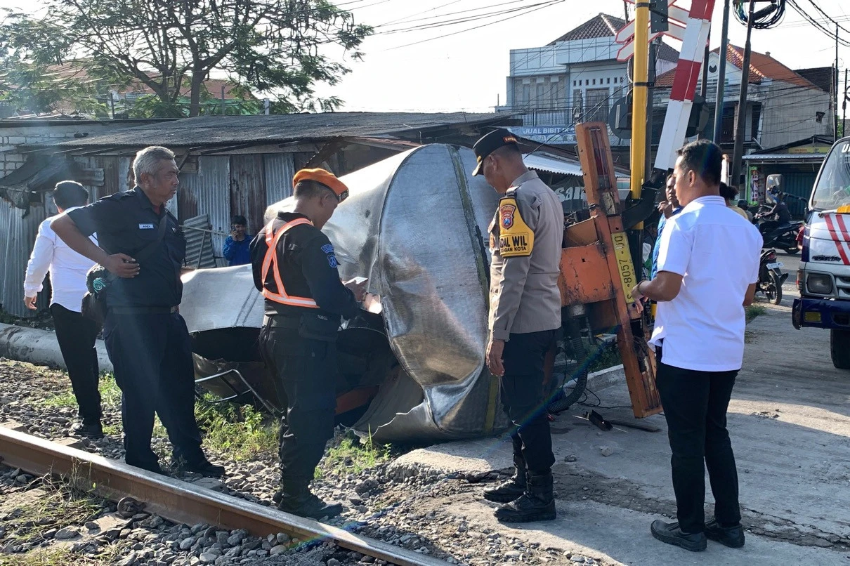 Truk Tangki Air Tertabrak KA Ambarawa di Lamongan, Sopir Tewas