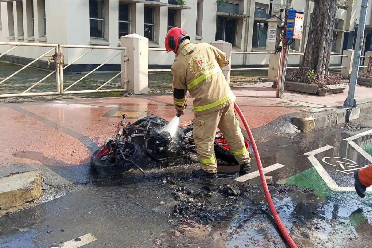 Diduga Korsleting, Motor Hangus Terbakar di Jalan Panglima Sudirman Surabaya