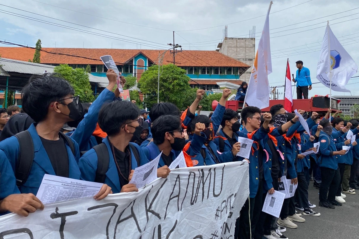 Ratusan Mahasiswa Demo di DPRD Jatim Bawa 30 Tuntutan, Salah Satunya Soal RUKHP