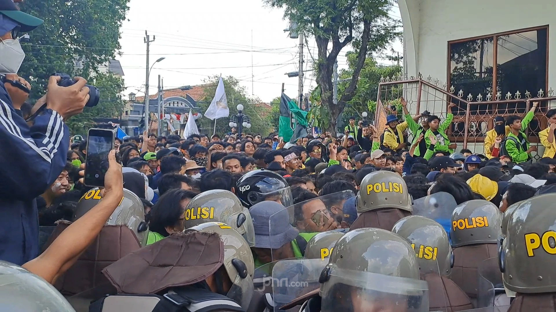 Tuntut Jokowi Turun, Ribuan Mahasiswa Jebol 2 Gerbang Balai Kota Semarang