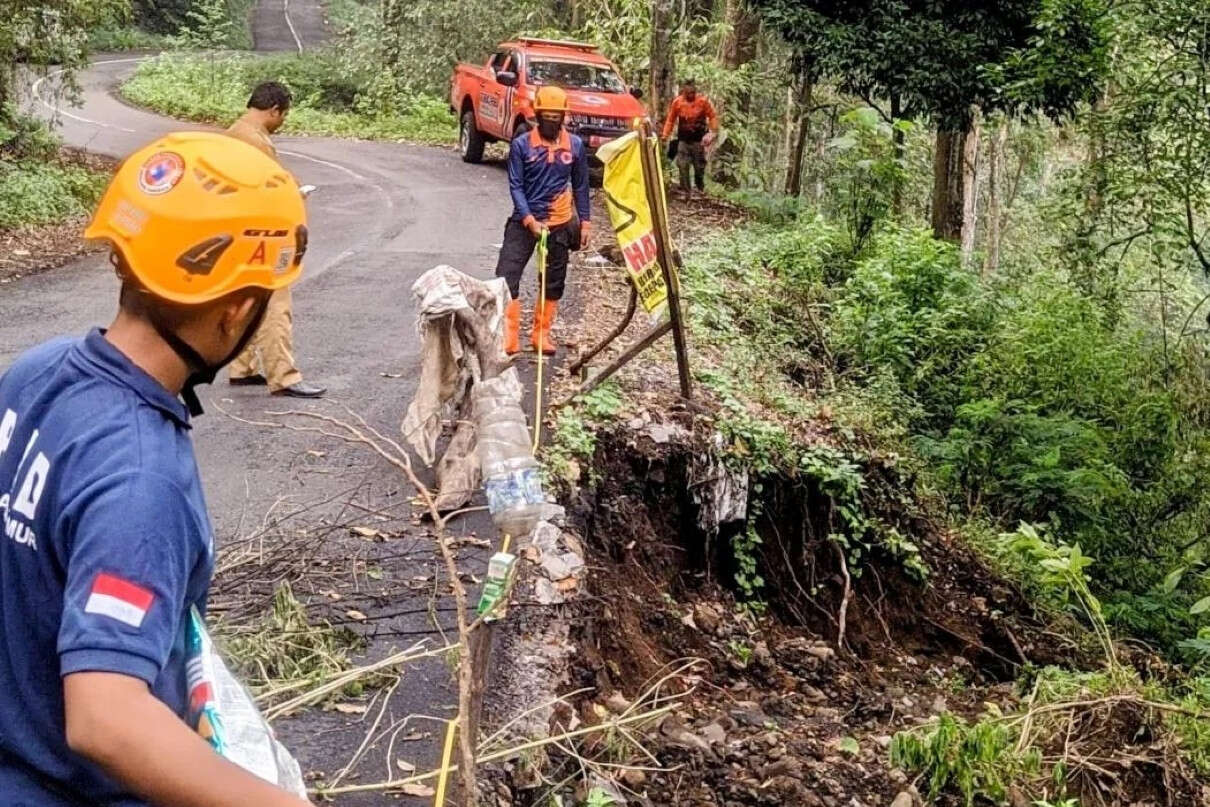 Jalan Menuju Wisata Alam Kawah Ijen Longsor Sepanjang 10 Meter