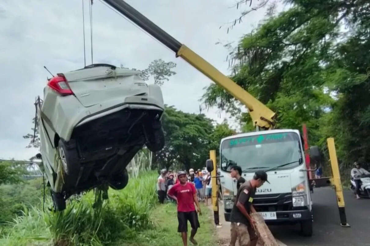 Mobil Jatuh ke Jurang Karangkates Malang, Pengemudi Alami Patah Tulang