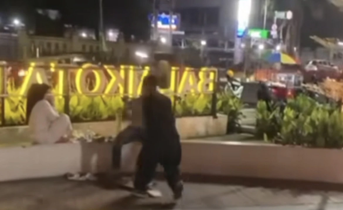 Viral! Pemain Skateboard Ditendang Warga, Gegara Tak Terima Papan Seluncurnya Terpental Mengenainya