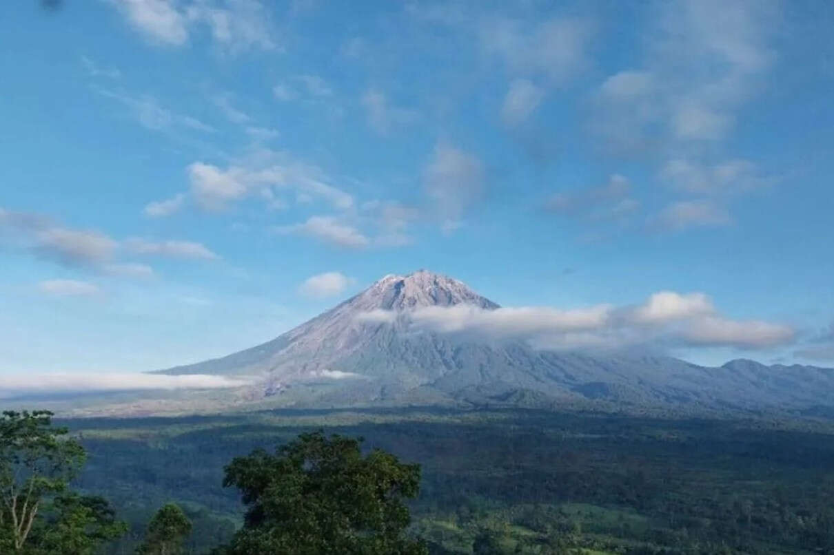 Cuaca Ekstrem, Jalur Pendakian Gunung Semeru Ditutup Mulai 2-16 Januari 2025