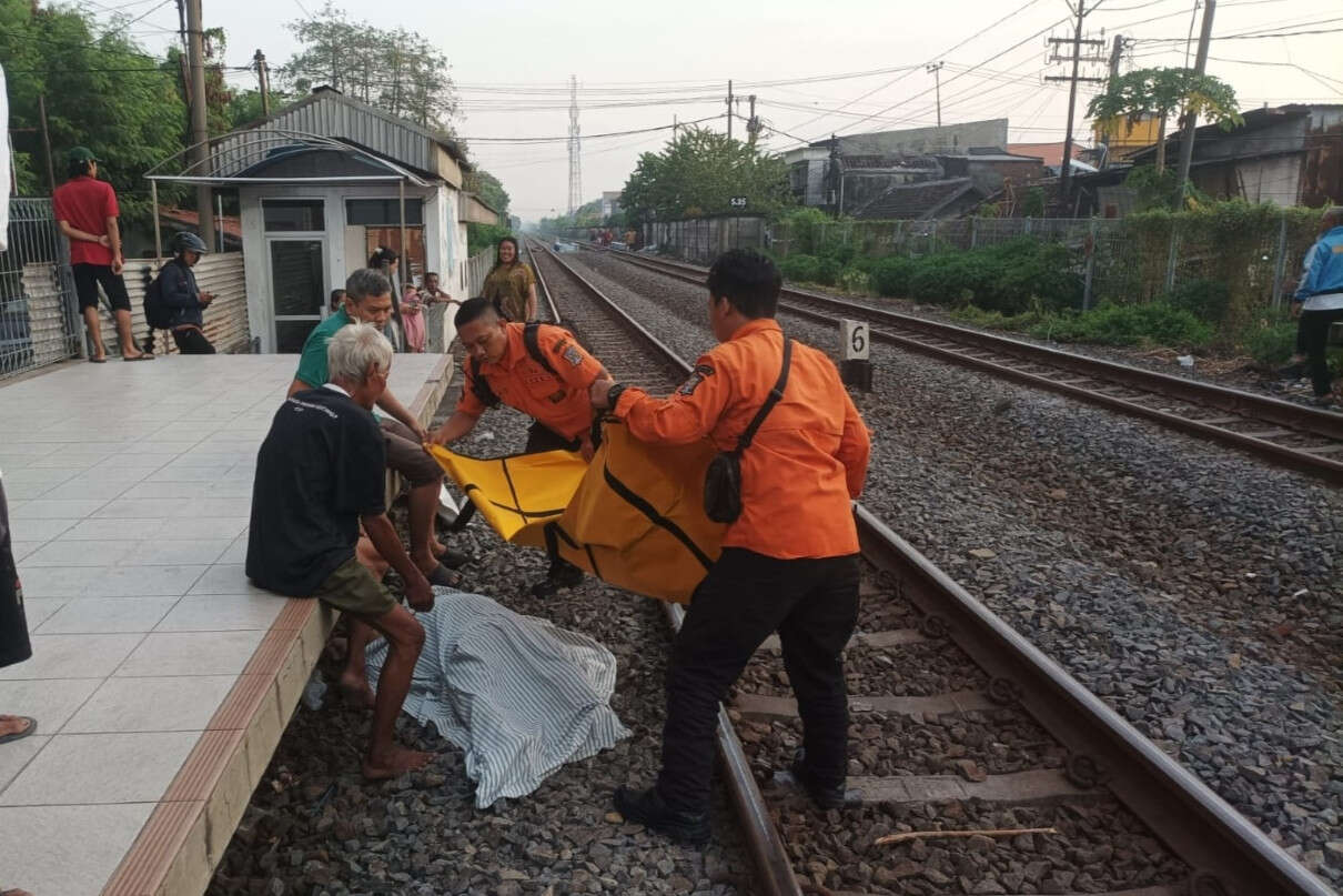 Nenek Asal Kalibokor Tewas Tertabrak Kereta di Ngagel