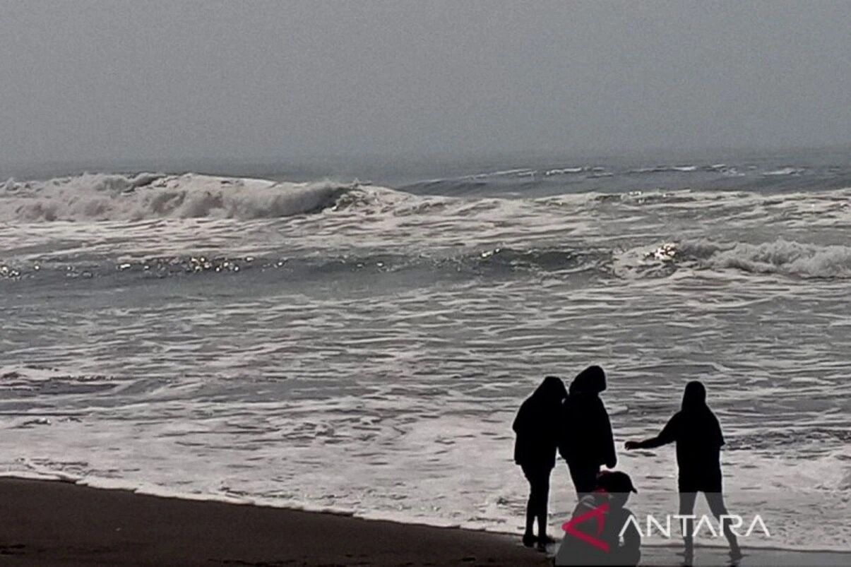 BMKG Keluarkan Peringatan Dini, Gelombang Tinggi Ancam Pantai Selatan Jateng