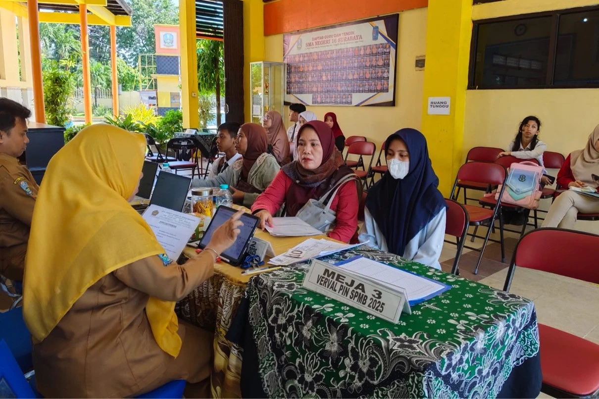 Data Tidak Sinkron, Wali Murid di Surabaya Pilih Jalur Verifikasi SPMB Manual