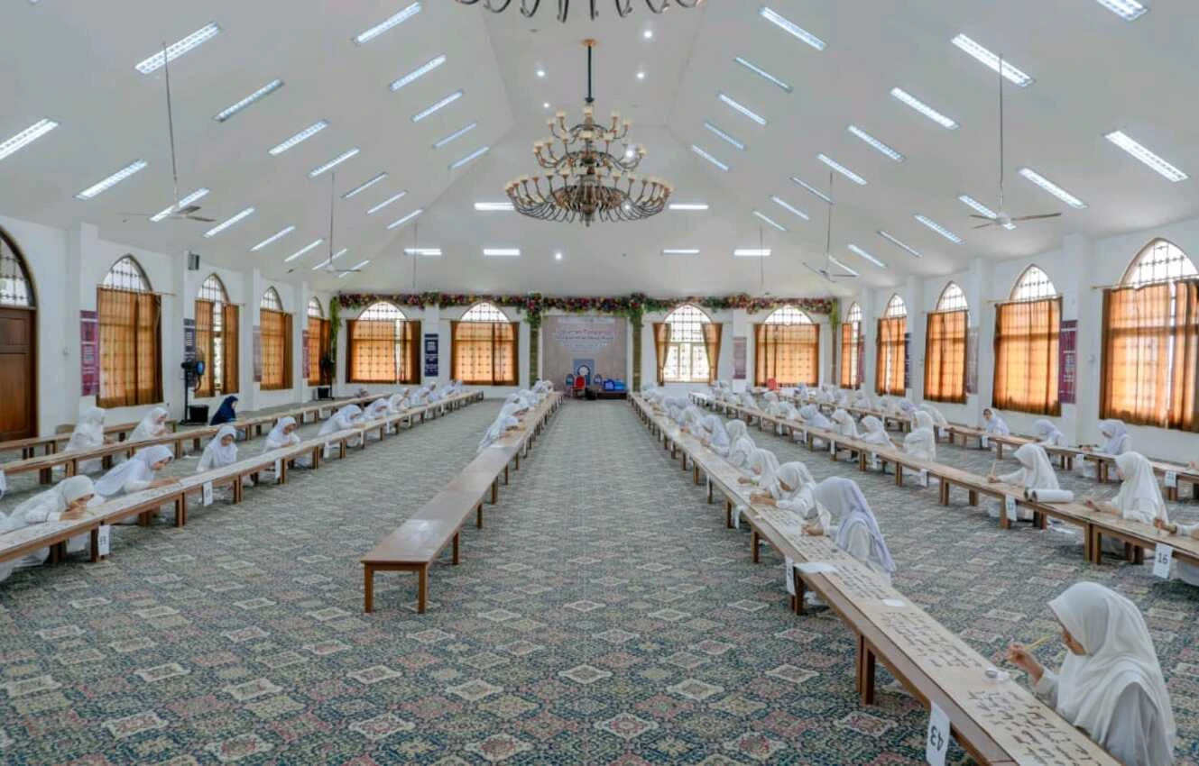 Rekor Muri Manuskrip Al-Qur'an Sepanjang 1,7 Km Jadi Kado Istimewa Milad ke-25 Ponpes Sahid
