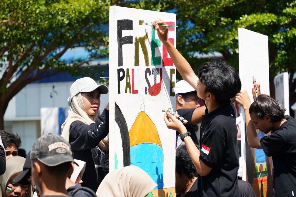 Gaungkan Pesan Damai, Ribuan Mahasiswa Baru UMSurabaya Lukis Konflik Dunia di Kanvas